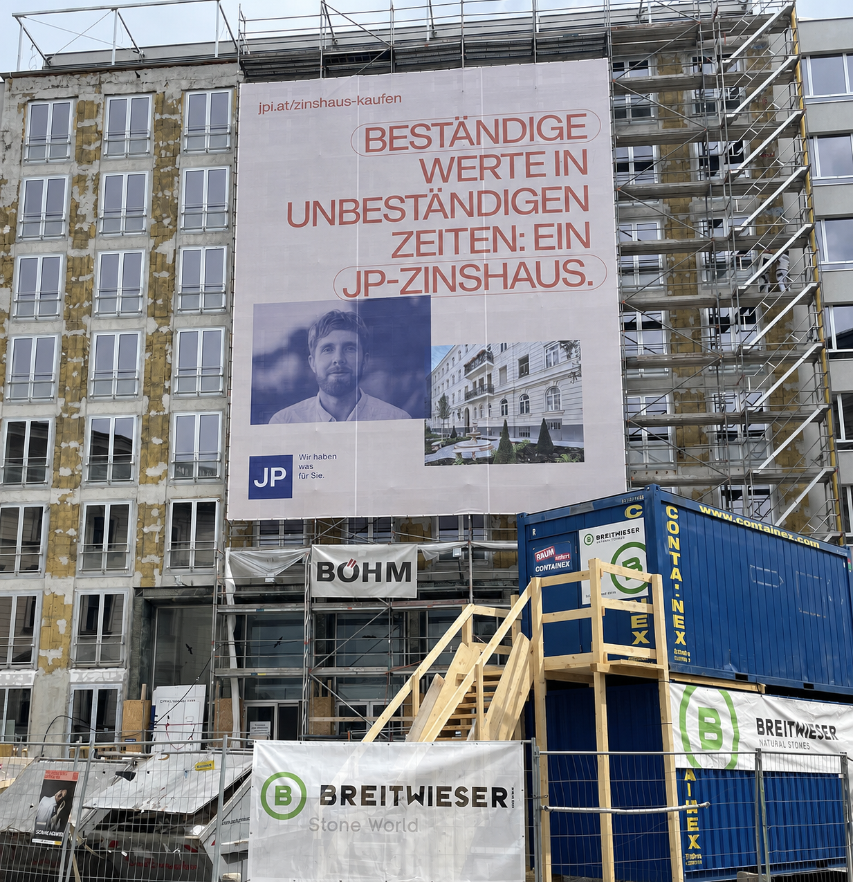 Großes Fassadennetz für ein JP Zinshaus